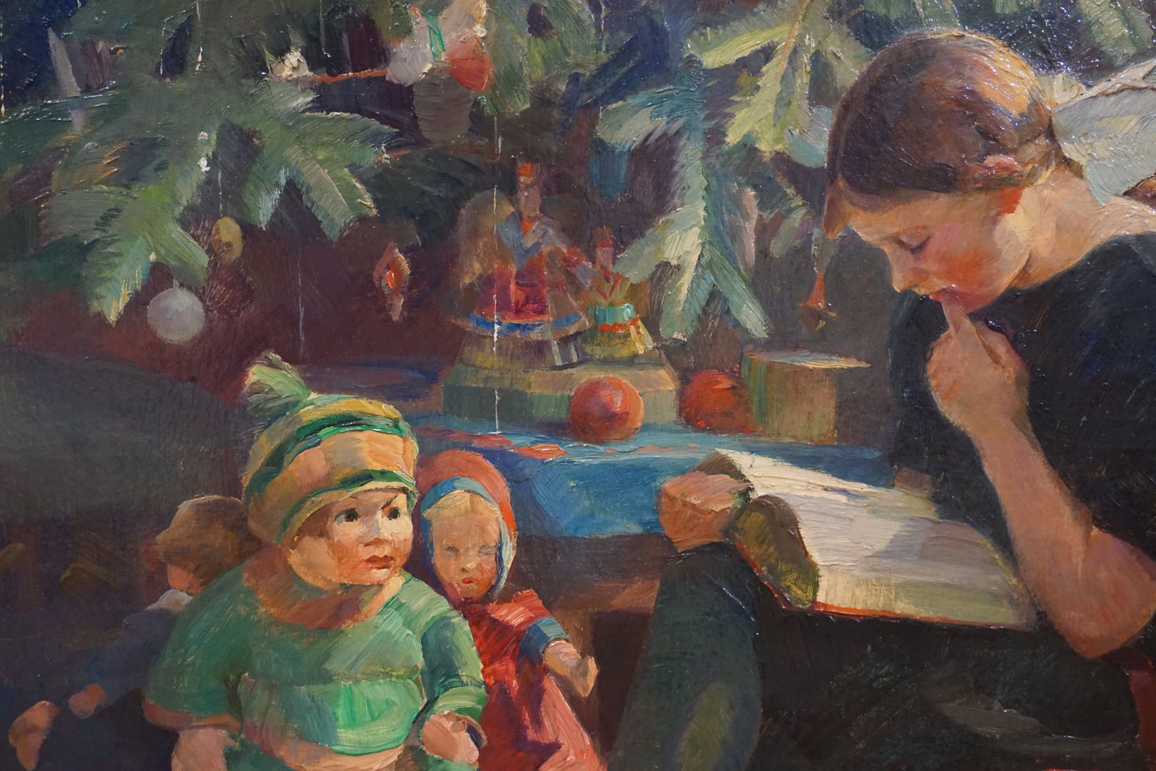 Girl reading in front of the Christmas tree Detailed view