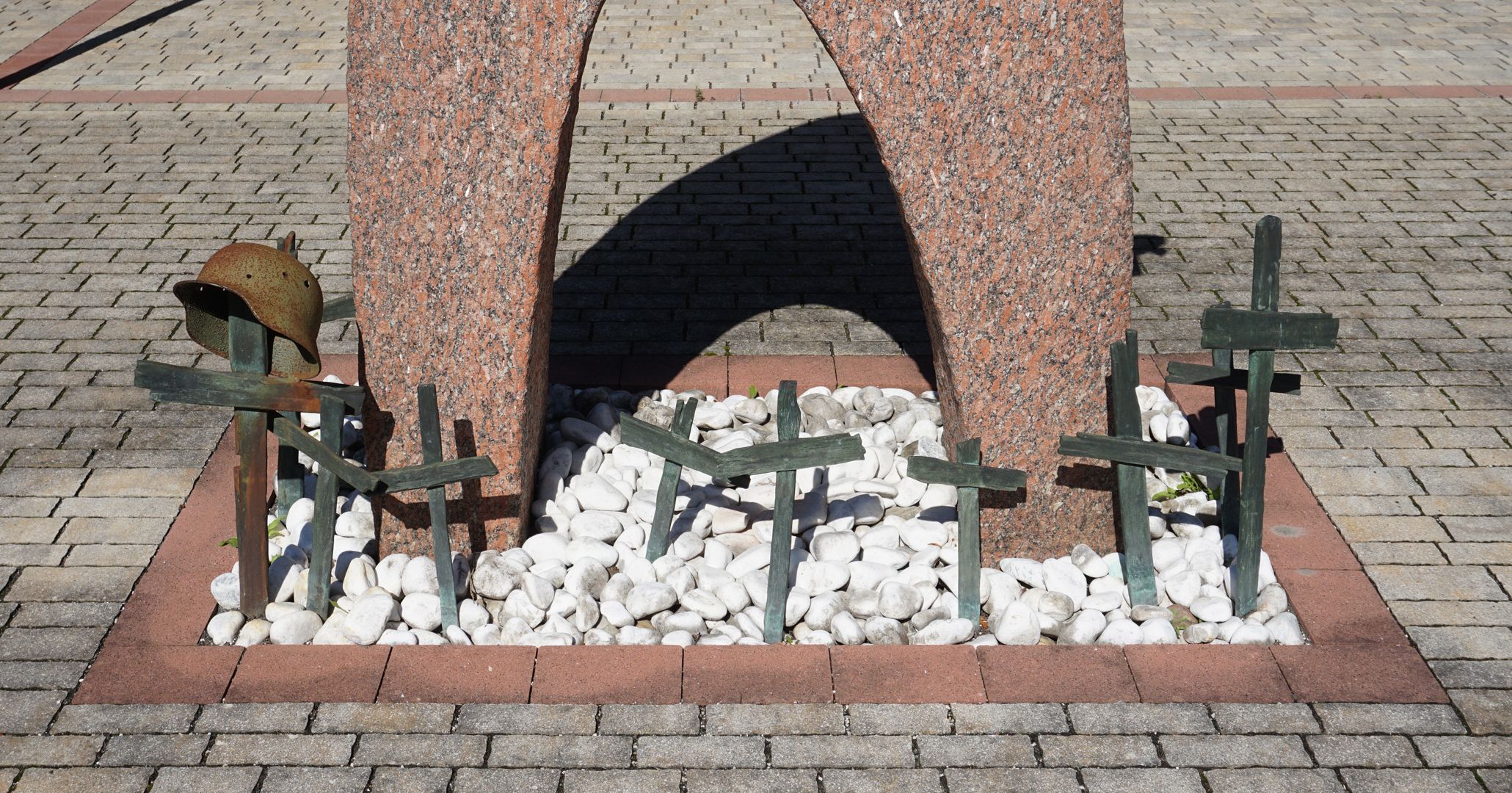 Memorial for war victims Detailansicht mit Notkreuzen in ungeordneter Aufstellung