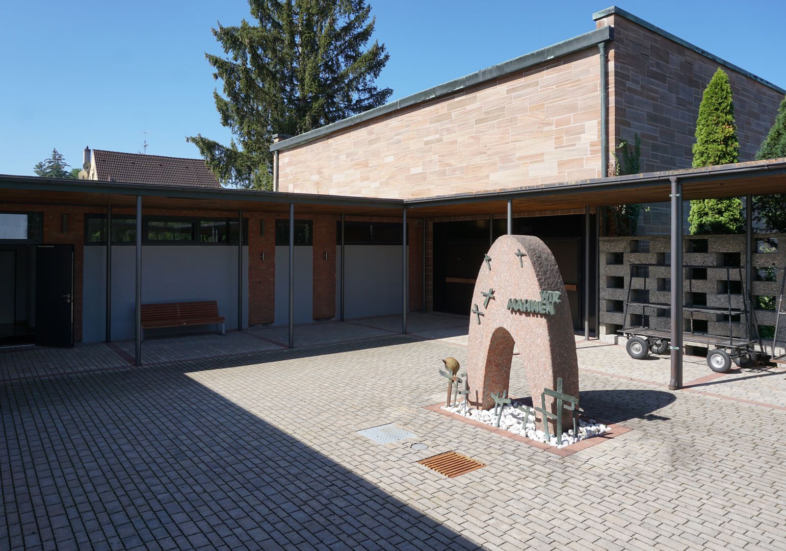 Memorial for war victims Courtyard in front of the funeral ha