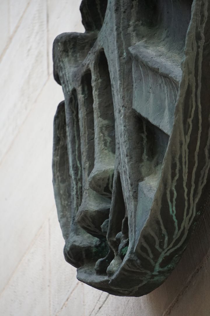 Small city coat of arms on Fünferplatz Detail view