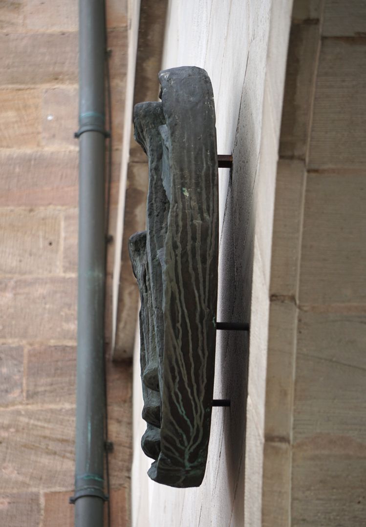 Small city coat of arms on Fünferplatz Side view