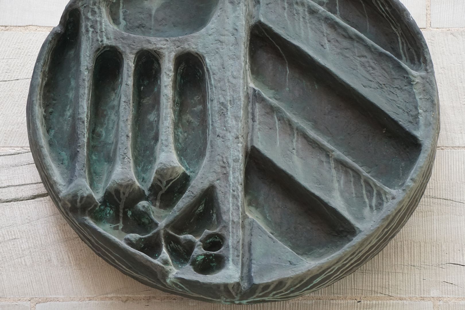 Small city coat of arms on Fünferplatz Detail view