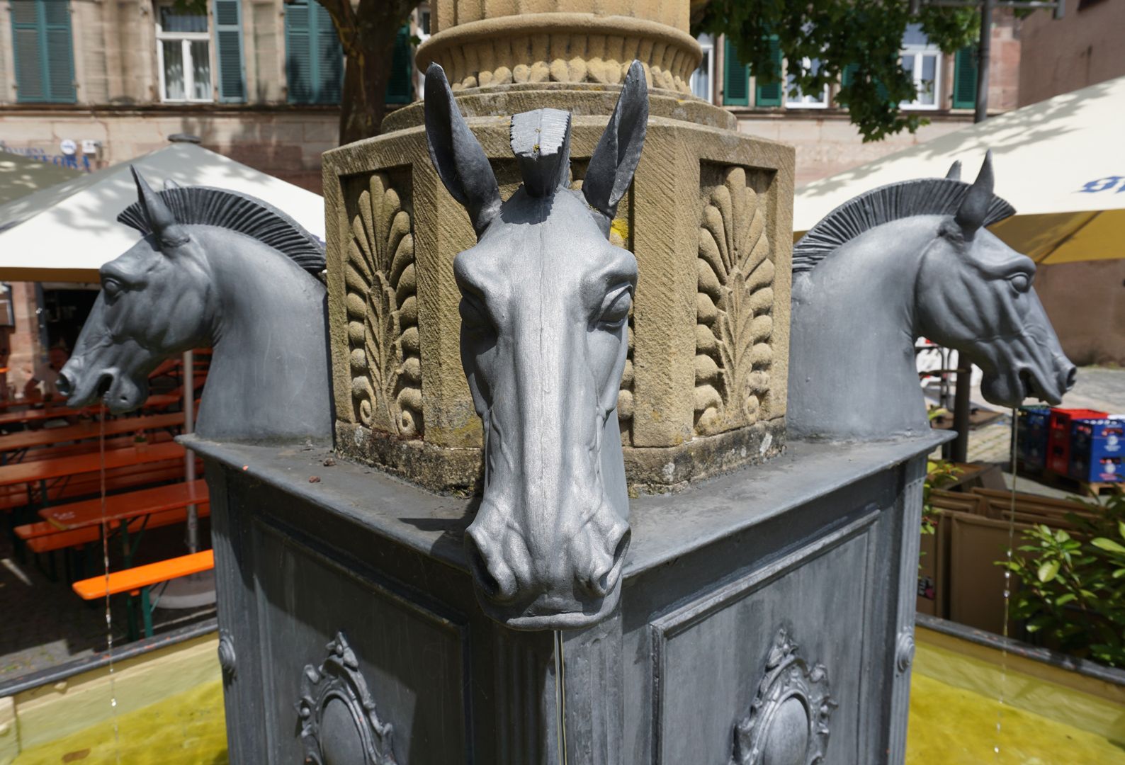 Pferdebrunnen Sockel mit Pferdeköpfen, und "gefasstem" Säulenpostament