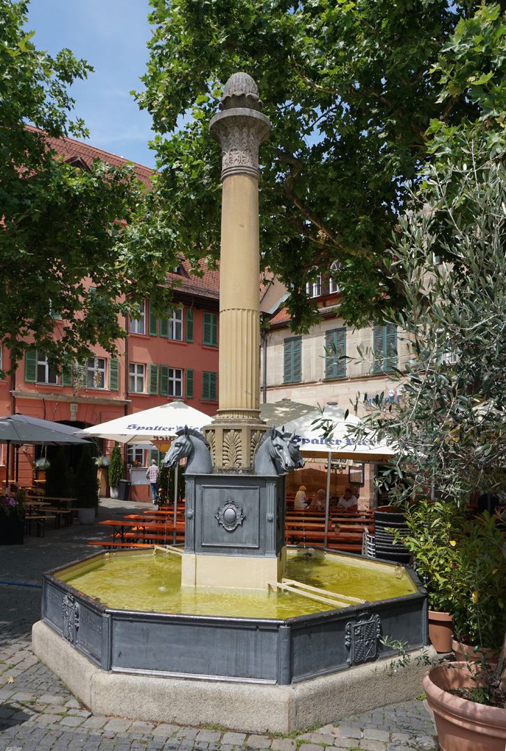 Pferdebrunnen Brunnensäule und Becken, Ansicht von Südost