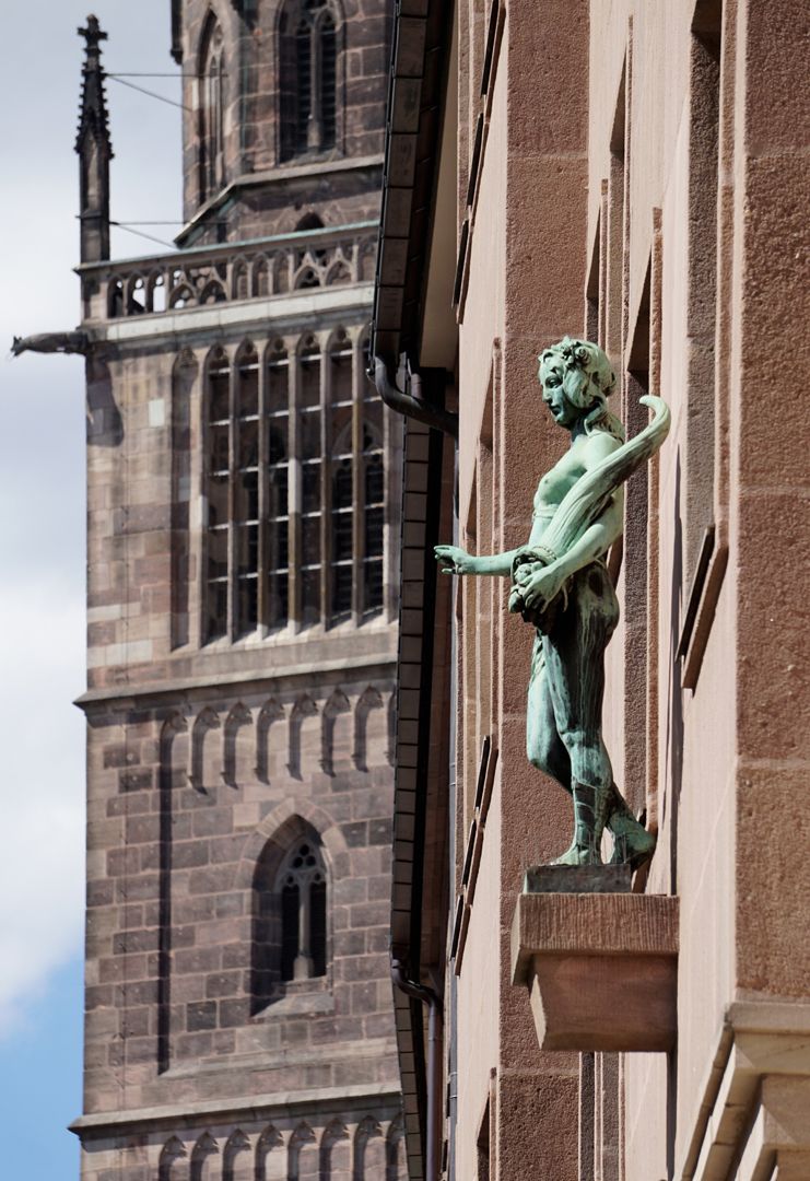 Figures on the Façade of a Building: Noris and Fortuna Fortuna, seitliche Ansicht mit Südturm der Lorenzkirche