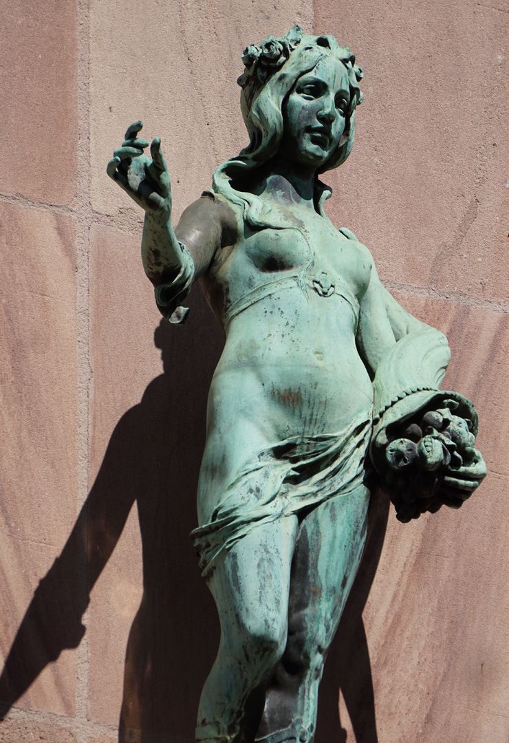 Figures on the Façade of a Building: Noris and Fortuna Fortuna, Detailansicht
