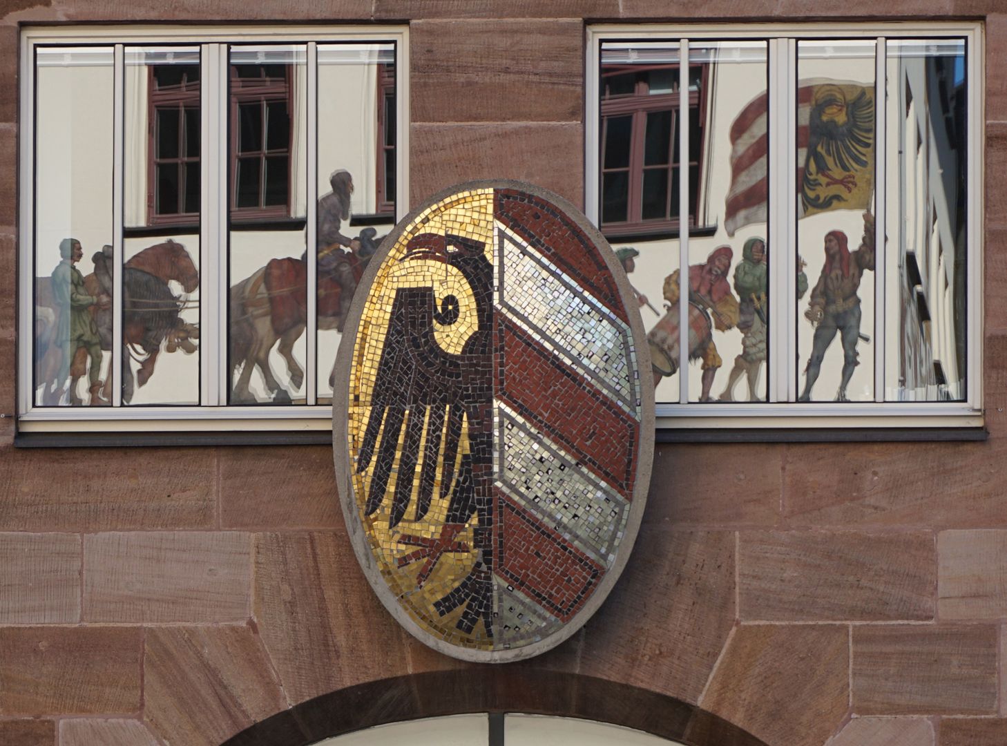 Small city coat of arms New town hall, west portal, coat of arms mosaic with reflection of the Chamber of Commerce and Industry’s merchant procession