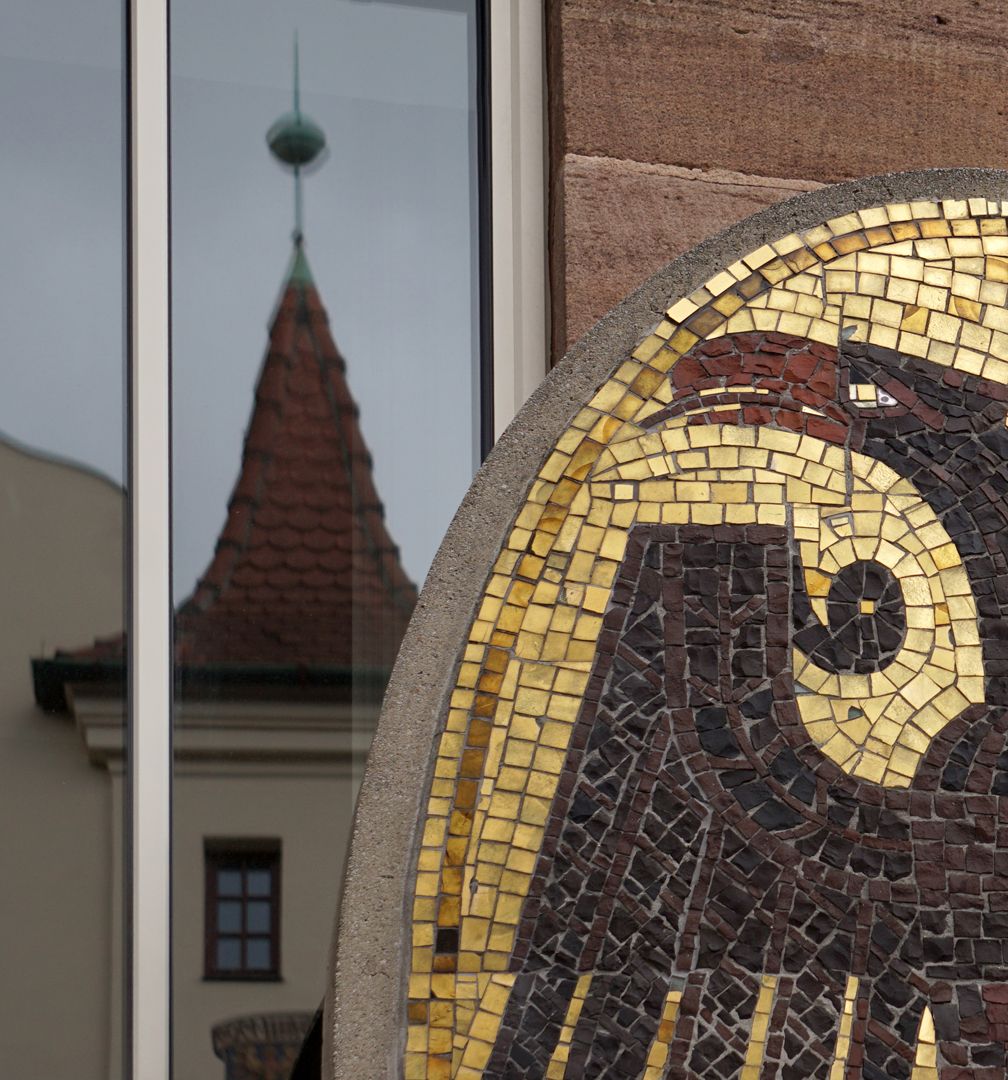 Small city coat of arms Lower half of the coat of arms Coat of arms detail with reflection of the IHK building