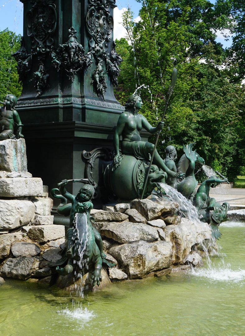 Neptun-Fountain Ansicht von Südost / Sockelbereich