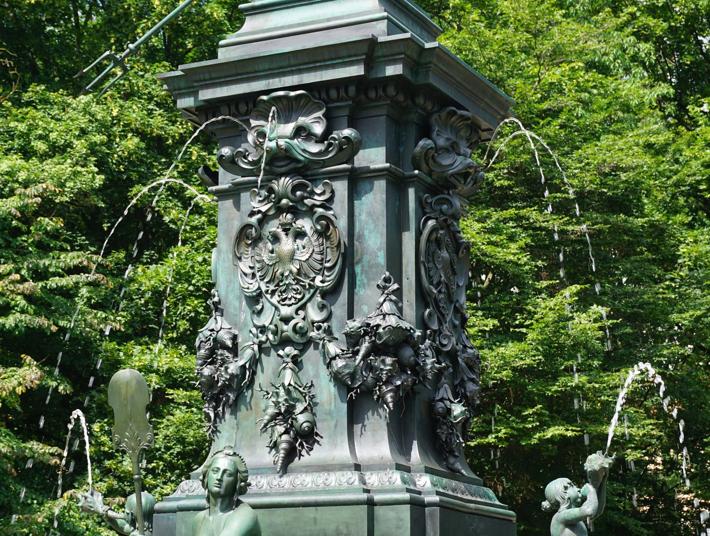 Neptun-Fountain Brunnenschaft mit Stadtwappen und Fruchtgehängen aus Meeresfrüchten, Muscheln und Korallen