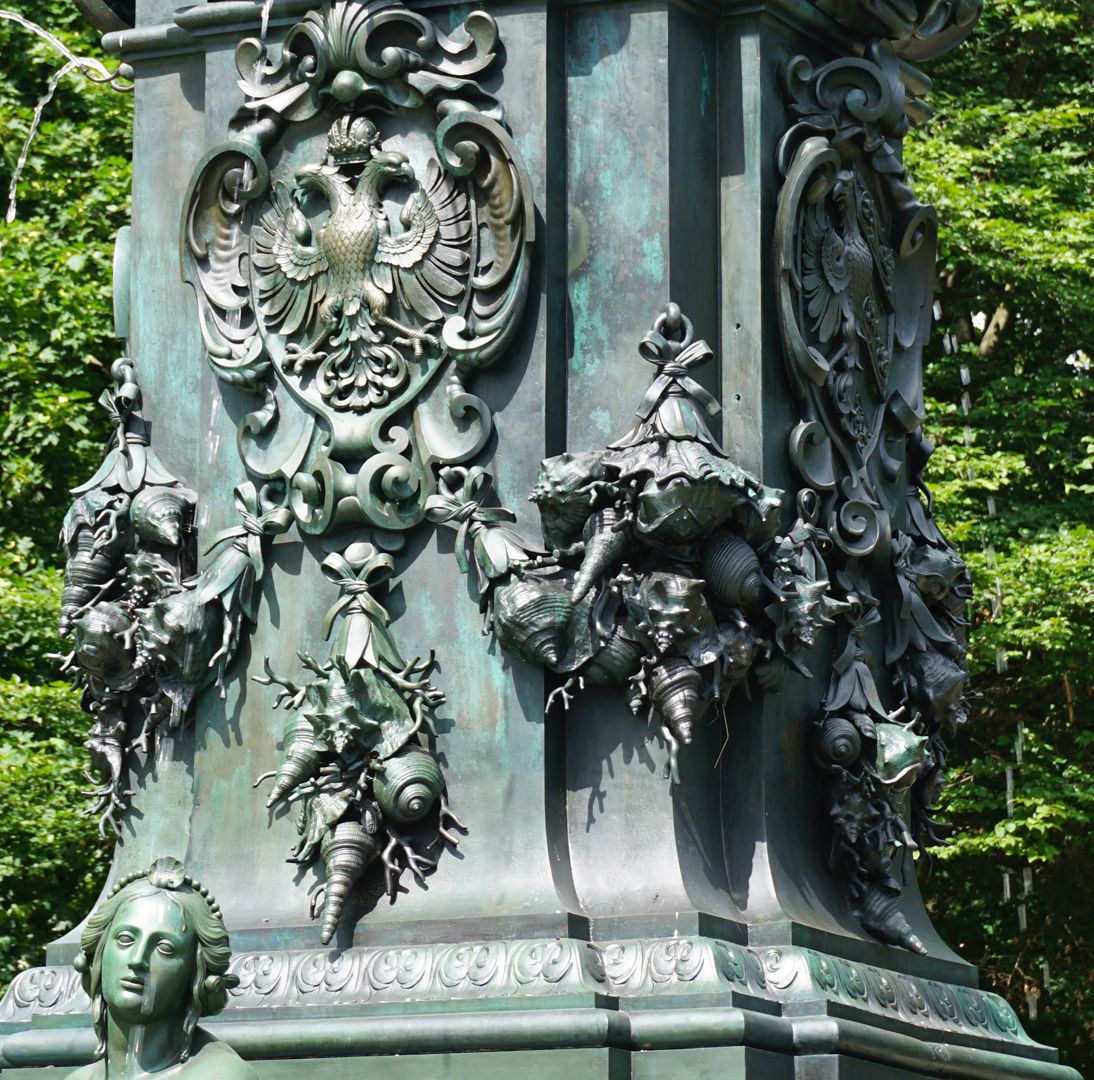 Neptun-Fountain Brunnenschaft mit Stadtwappen und Fruchtgehängen aus Meeresfrüchten, Muscheln und Korallen, Detailansicht