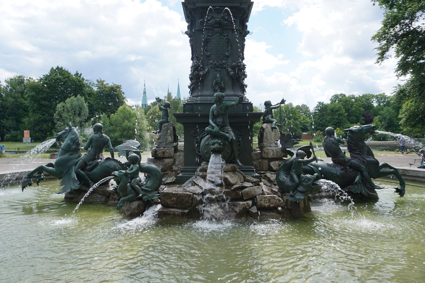 Neptun-Fountain Beckenfiguren und Brunnenschaft von Westen