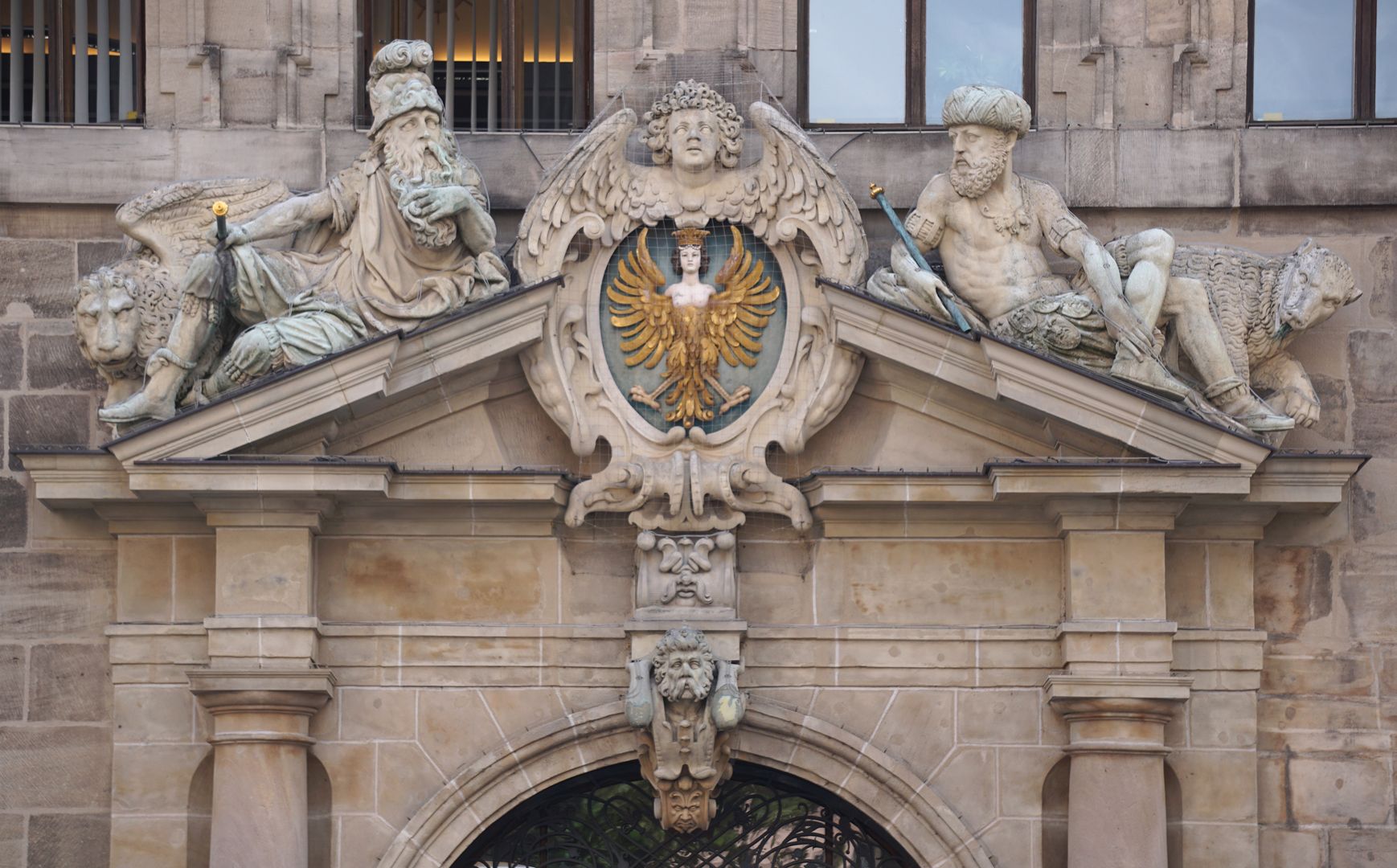North portal Ninus and Cyrus lean on the gable, in the middle a cartouche with the large town coat of arms