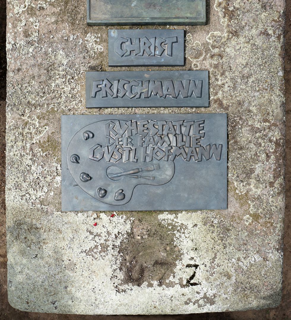 Resting place of the Gustl Hofmann family Gravestone with the number 672 / bronze plates: Christ, Frischmann and the Gustl Hofmann family