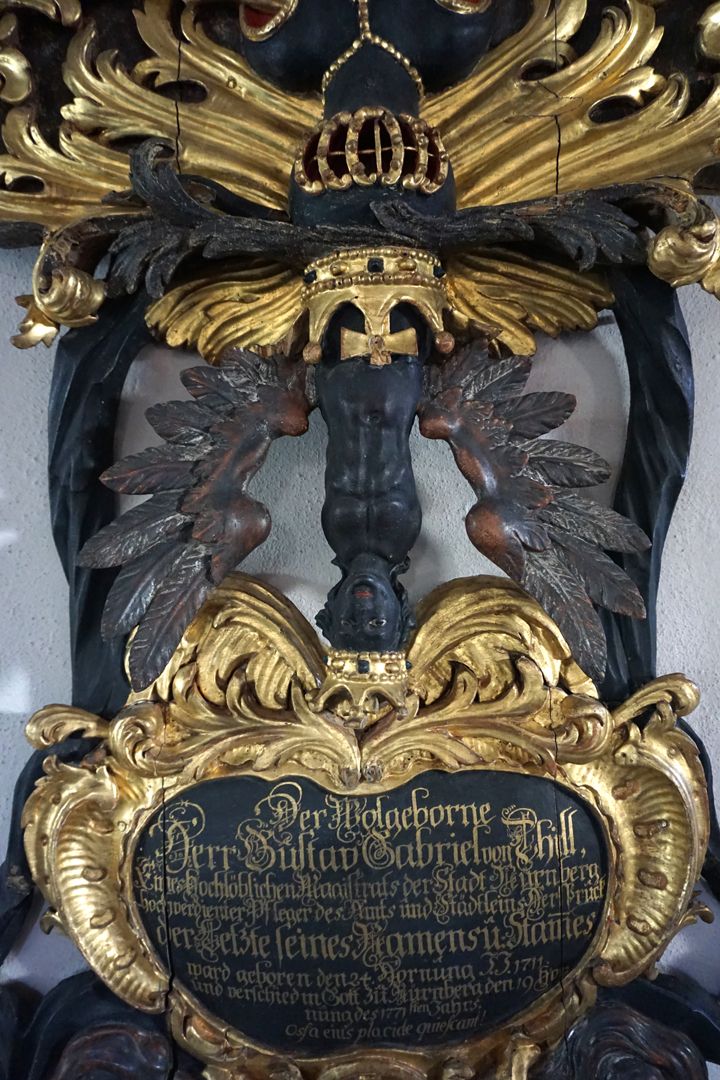 Totenschild des Gustav Gabriel von Thill Detailansicht mit gestürztem Wappen und Inschrift