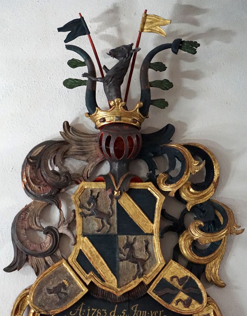 Totenschild des Jacob Wilhelm Scheurl Detailansicht mit Wappen und Helmzier